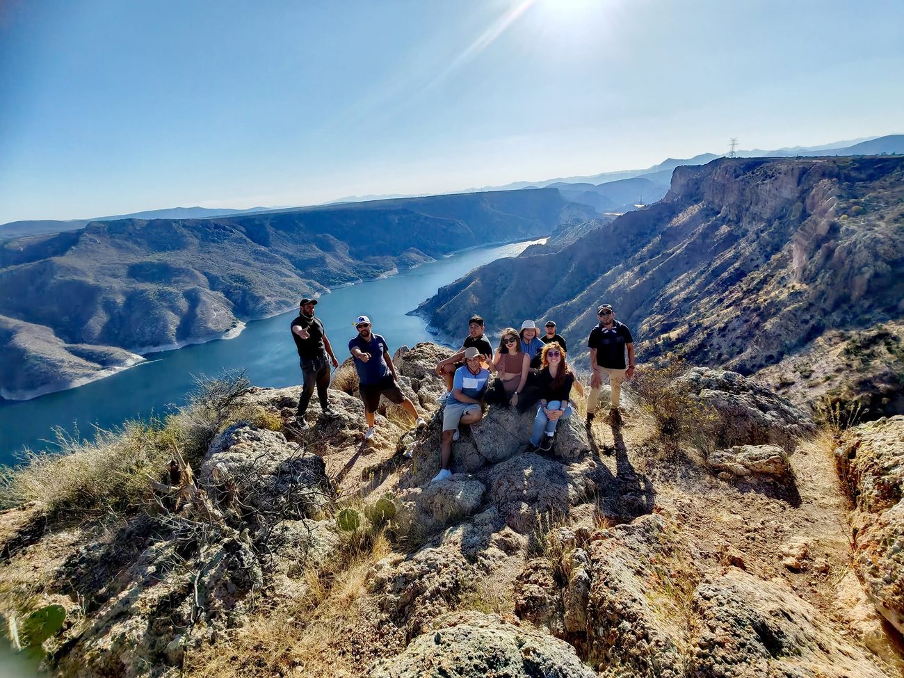 Jacque con su grupo de viajeros en un mirador